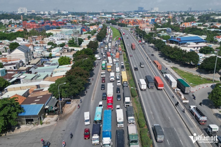 Cao tốc TPHCM - Long Thành bị đóng, ô tô 'rồng rắn' trên quốc lộ - 1