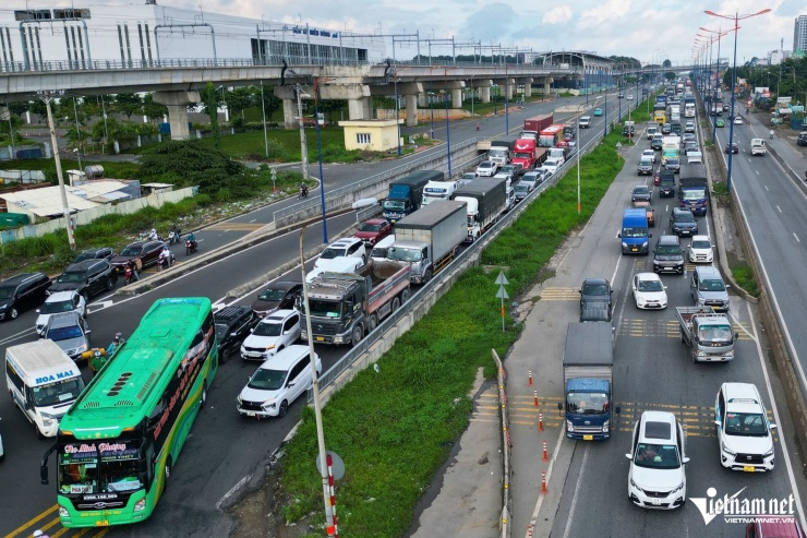 Cao tốc TPHCM - Long Thành bị đóng, ô tô 'rồng rắn' trên quốc lộ - 3