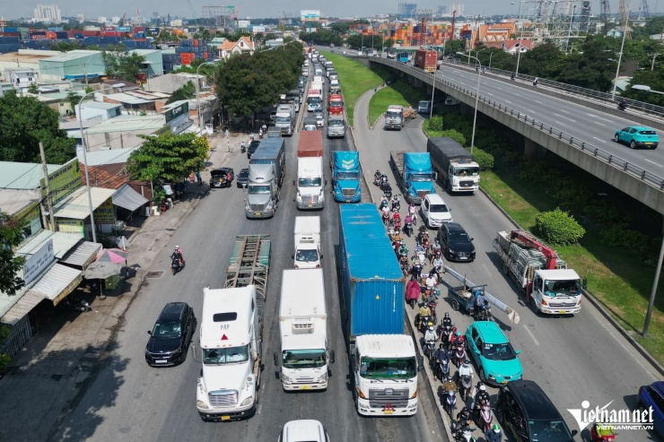 Cao tốc TPHCM - Long Thành bị đóng, ô tô 'rồng rắn' trên quốc lộ - 7