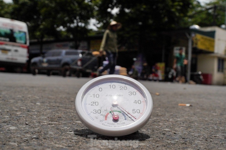 Lúc 13h, nhiệt độ ngoài trời tại Thủ đô cao nhất lên ngưỡng 37 độ C, nhưng nhiệt độ đo thực tế trên mặt đường vượt mức 50 độ C, cường độ ánh sáng rất mạnh.