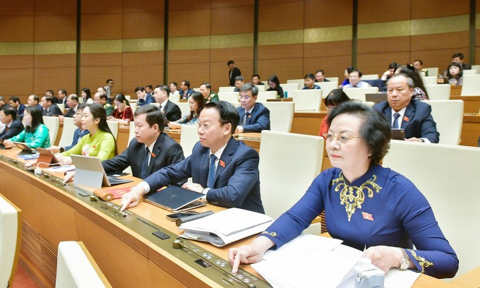 Bộ trưởng Nội vụ Phạm Thị Thanh Trà (bìa phải) và các đại biểu bấm nút biểu quyết ở Quốc hội sáng 29/6. Ảnh: Media Quốc hội