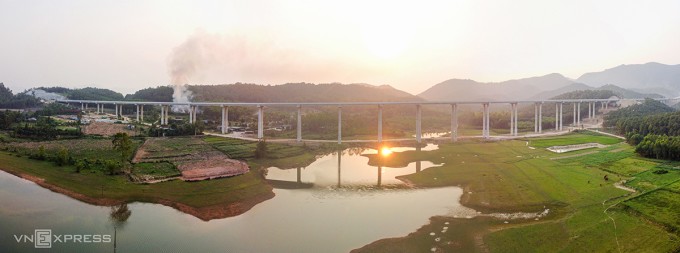 Cầu Ồ Ồ vượt hồ Ô Ô trên cao tốc Diễn Châu - Bãi Vọt thường xuyên thu hút giới trẻ tới chụp hình kỷ niệm. Ảnh: Đức Hùng