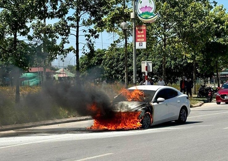 Chi tiết vụ Mazda3 bốc cháy tại Hà Tĩnh, chủ xe yêu cầu bồi thường ngang giá trị xe - 1