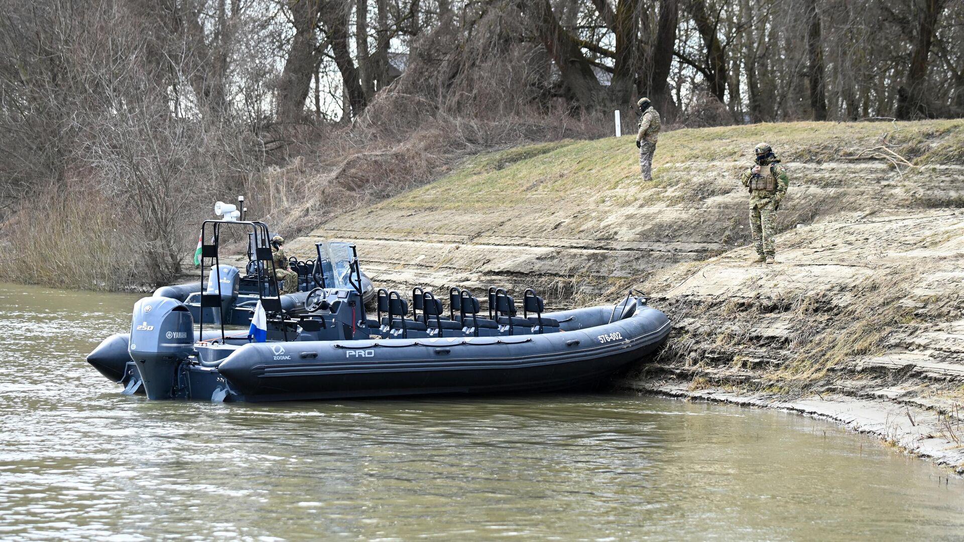 Lính Hungary tăng cường tuần tra trên sông Tisza (ảnh: CNN)