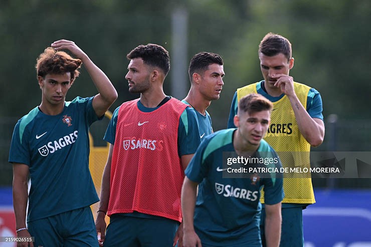 Portugal national team "imposes martial law" to play against Slovenia, Ronaldo practices heavily and dreams of scoring - 8