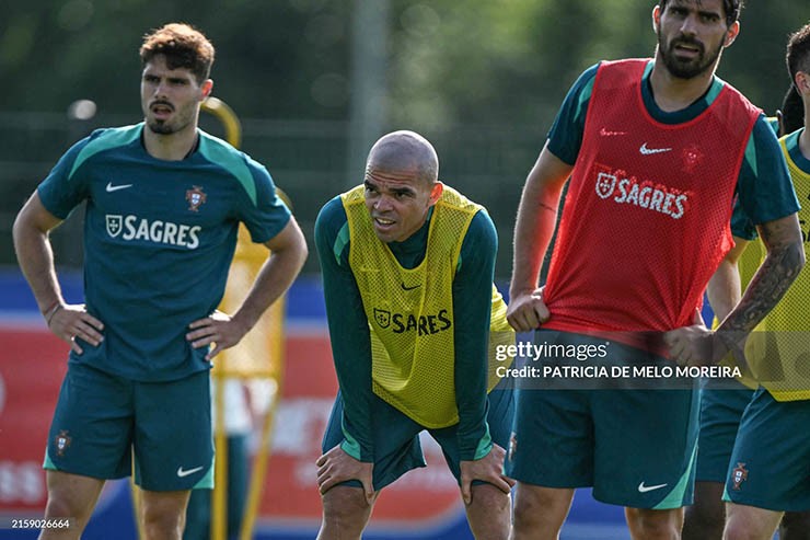 Portugal national team "imposes martial law" to play Slovenia, Ronaldo practices hard to score goals - 12