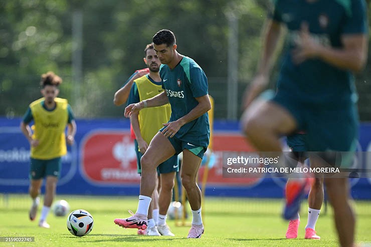 Portugal national team "imposes martial law" to play Slovenia, Ronaldo practices hard to score goals - 4