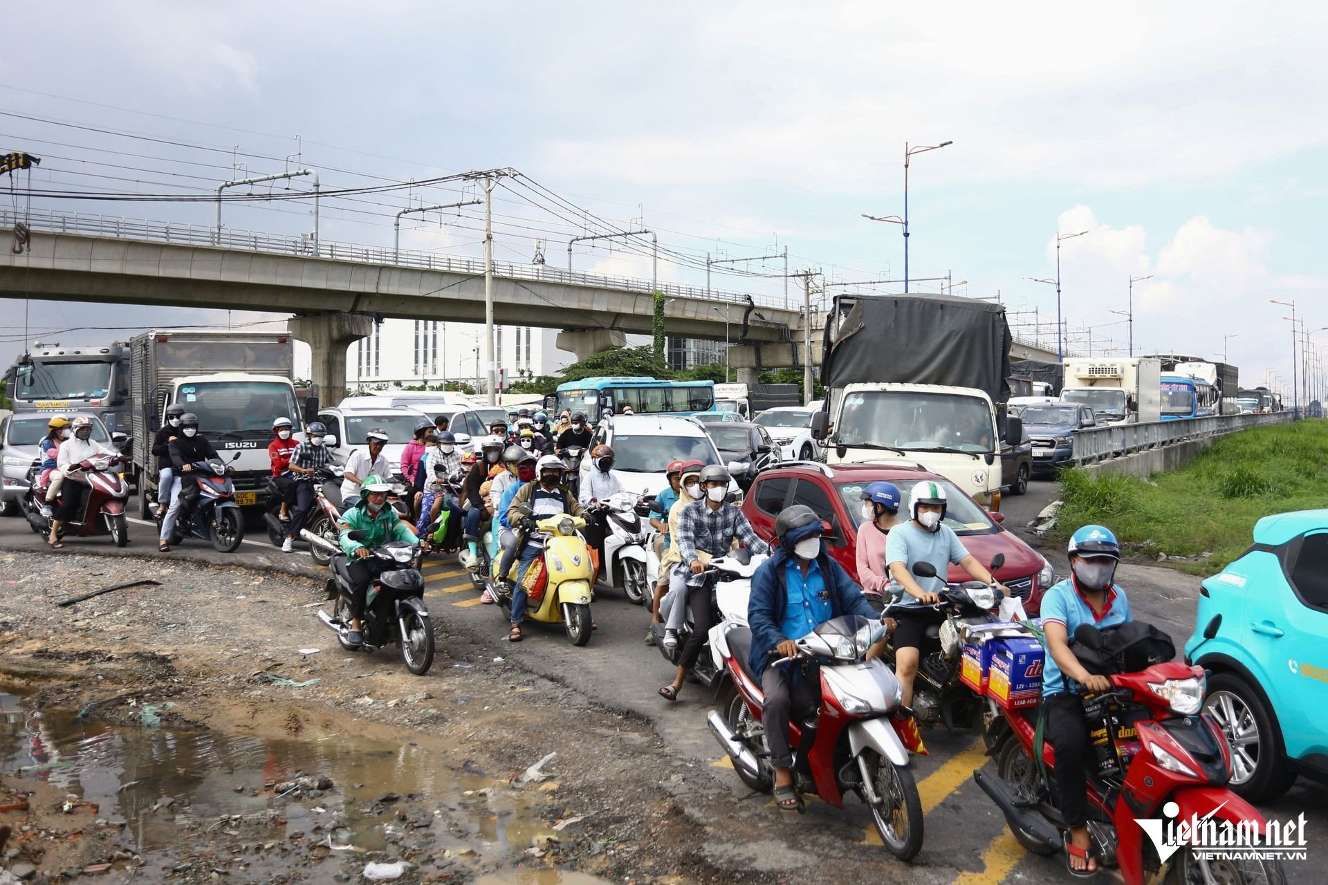 Cao tốc TPHCM - Long Thành bị đóng, ô tô 'rồng rắn' trên quốc lộ - 5