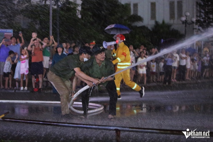 Hàng nghìn cư dân chung cư ở Hà Nội diễn tập chữa cháy, thoát nạn trong đêm - 2