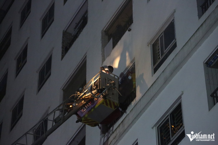 Hàng nghìn cư dân chung cư ở Hà Nội diễn tập chữa cháy, thoát nạn trong đêm - 3