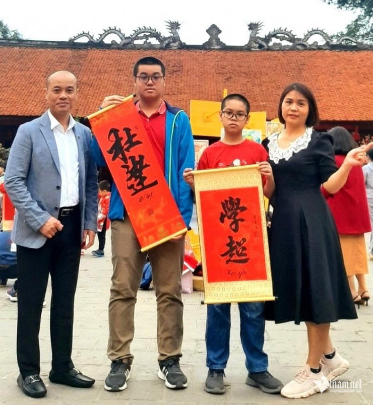 Nguyễn Hoàng Minh Quân cùng bố mẹ và em trai.