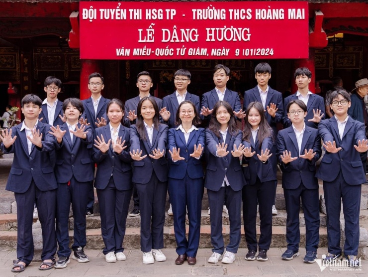 Anh em Vũ Thế Hoàng Huy và Vũ Thế Hoàng Tiến cùng các thành viên đội tuyển thi học sinh giỏi thành phố của Trường THCS Hoàng Mai và cô giáo Ngô Thu Mỹ (chính giữa, hàng dưới).