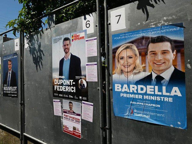 Áp-phích của các ứng viên ra tranh cử tại vòng bỏ phiếu đầu tiên (ngày 30-6) trong cuộc bầu cử quốc hội Pháp Ảnh: REUTERS