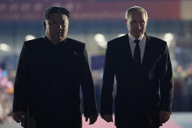 Tổng thống Nga Vladimir Putin và nhà lãnh đạo Triều Tiên Kim Jong-un tại sân bay ở Bình Nhưỡng rạng sáng 19-6. Ảnh: Sputnik