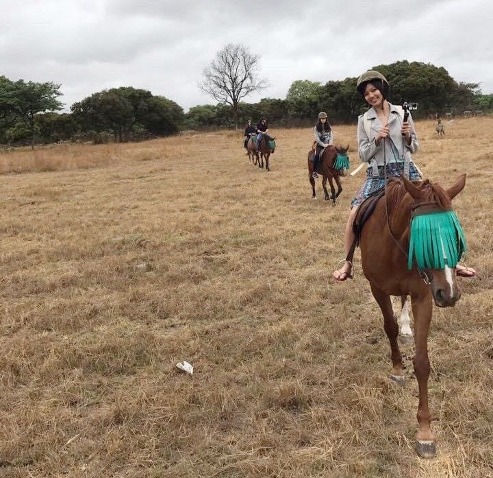 Khánh Ly trải nghiệm cưỡi ngựa ở Zimbabwe hồi năm 2017. Đây cũng là một trong các quốc gia ở châu Phi mà nữ cơ phó có cơ hội đặt chân đến
