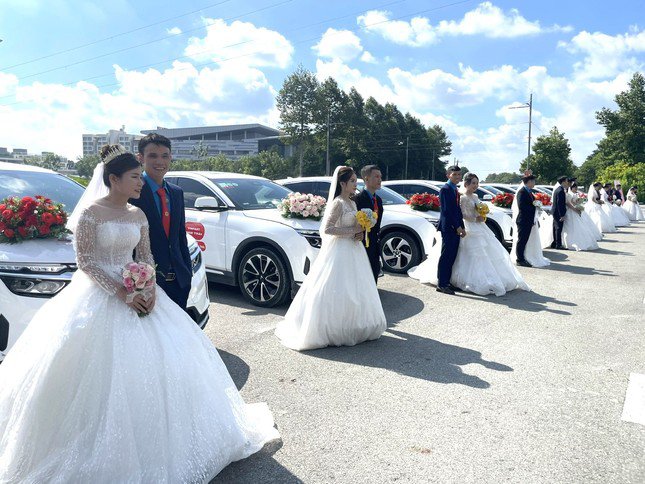 Đám cưới tập thể cho 10 cặp vợ chồng là công nhân lao động tại Bình Dương