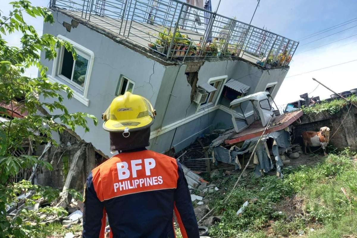 Tòa nhà sụp đổ sau trận động đất mạnh 7,3 độ Richter xảy ra ở tỉnh Ilocos Sur, Philippines hồi năm 2022 (ảnh: EPA)
