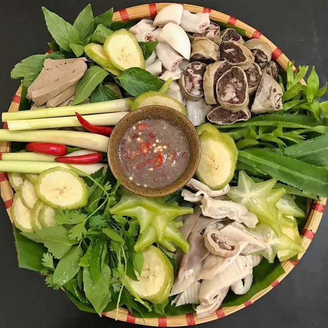 "Mâm cơm gia đình chiều nay có món khoái khẩu của ba".