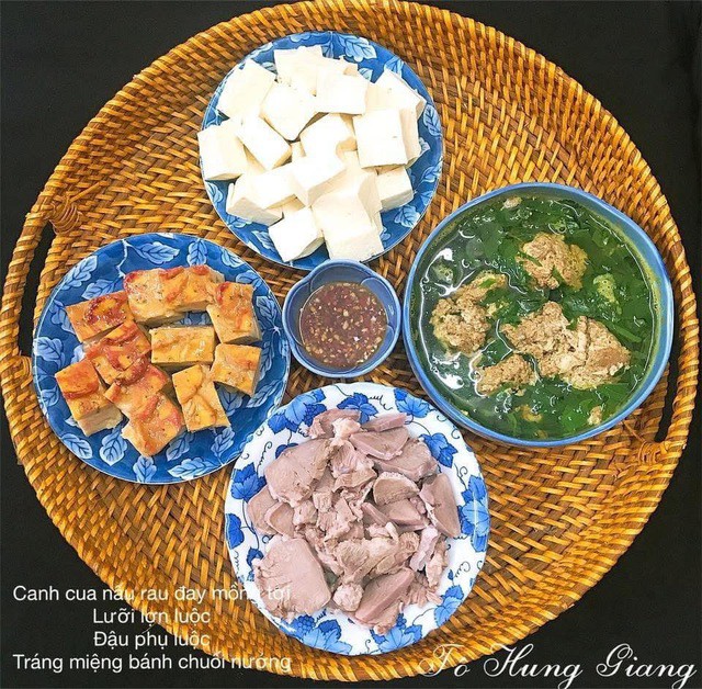 Bữa ăn sum họp - mâm cơm gia đình mang theo cả tiếng cười.