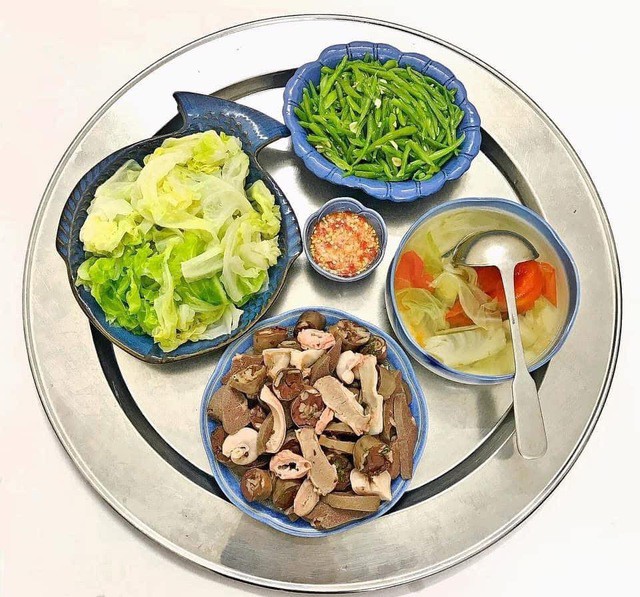 Mâm cơm gia đình - nơi những câu chuyện đời thường trở nên đáng nhớ.