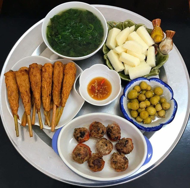 Chỉ một mâm cơm gia đình, đủ kéo cả ngày dài mỏi mệt trở về nhẹ nhàng.