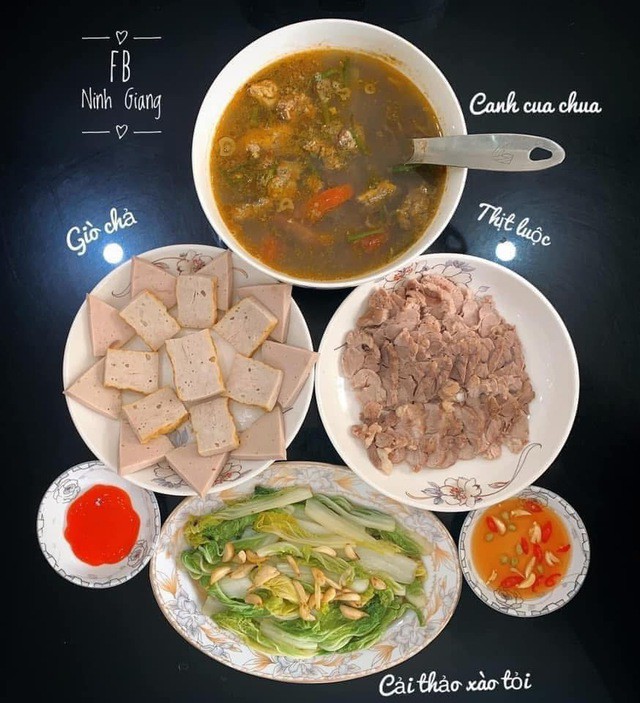 Mâm cơm gia đình ngày giãn cách - yêu thương lên ngôi.