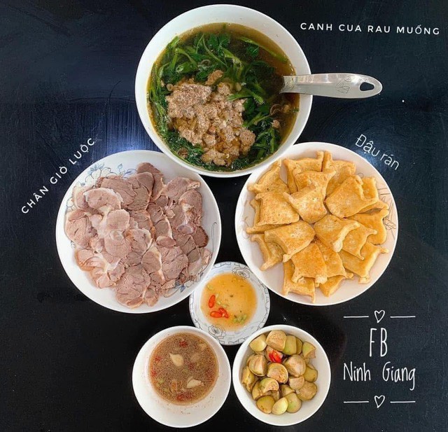 Mâm cơm gia đình truyền thống ba miền.