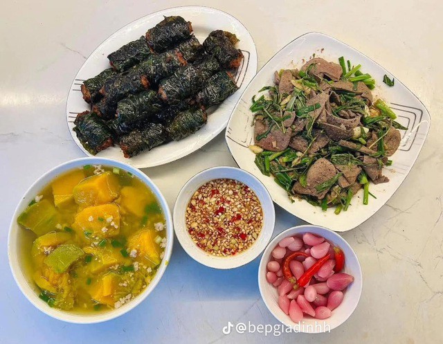 Mâm cơm gia đình hôm nay là sự góp mặt của yêu thương, không phải nguyên liệu.