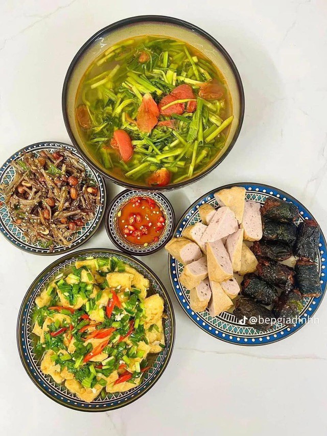 Mâm cơm gia đình theo phong cách tối giản - ít món mà chất.