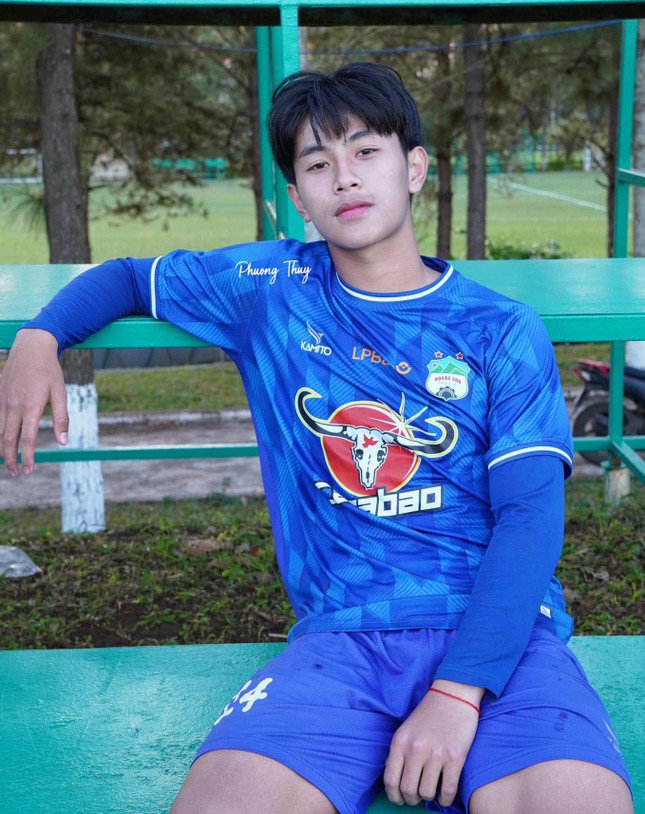 "Hotboy" Trần Gia Bảo - cầu thủ U17 Việt Nam ghi bàn trận gặp U17 Nhật Bản - 4