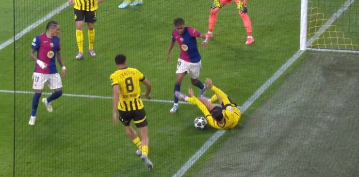 Tình huống Bensebaini của Dortmund để bóng chạm tay trong vòng cấm