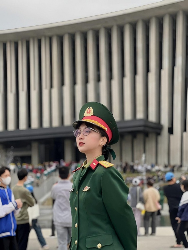 Nhan sắc ngọt ngào của nữ quân nhân&nbsp;