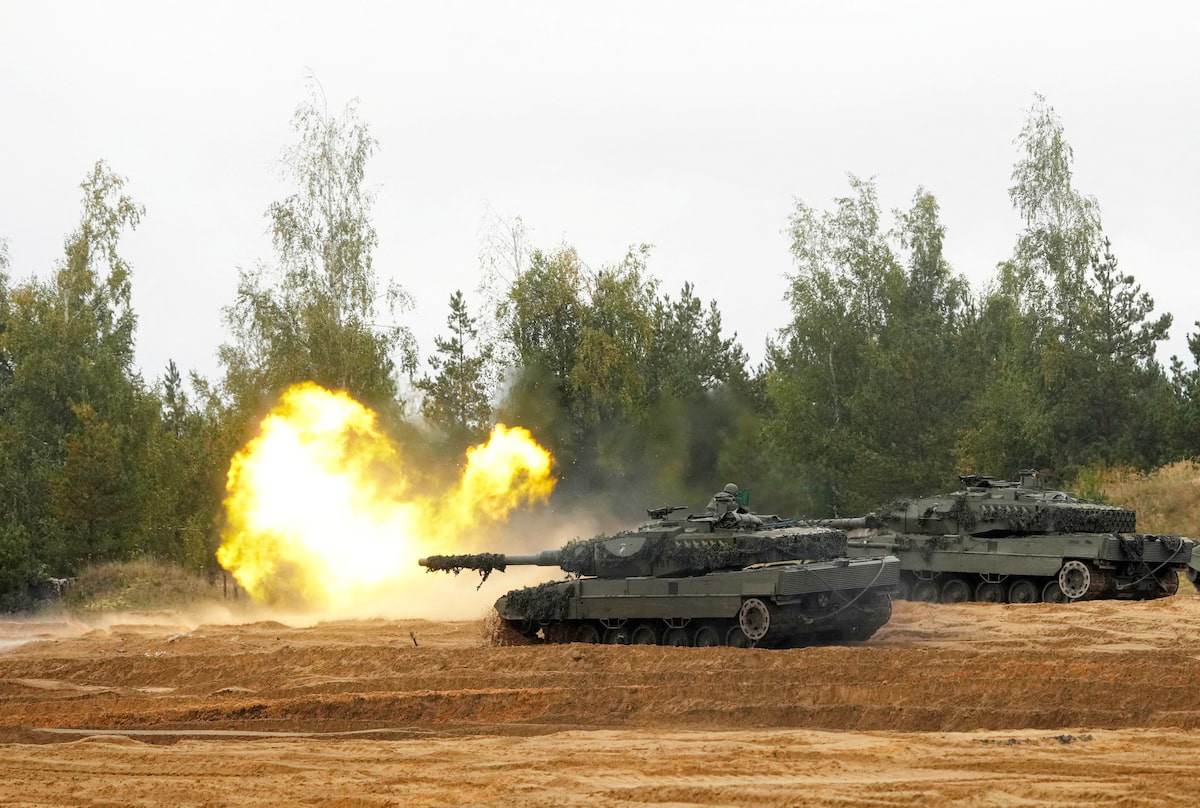 Xe tăng chủ lực Leopard 2&nbsp;tham gia một cuộc&nbsp;tập trận của NATO vào năm 2022.&nbsp;Ảnh: Reuters