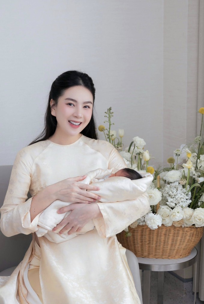 Mai Ngọc bên con trai đầu lòng ở một bệnh viện quốc tế tại Hà Nội.