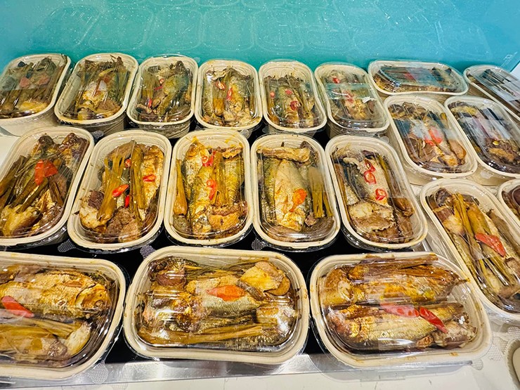 Theo khảo sát, cá mòi có giá khoảng 80.000 đồng/kg. Ngoài cá tươi còn có nhiều địa chỉ bán cá mòi kho sẵn hoặc đã được tẩm ướp sẵn.&nbsp;

