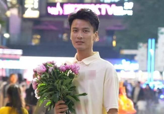 Anh Xu Chang trở thành tâm điểm chú ý sau khi giúp bà con bán hoa. Ảnh: 163