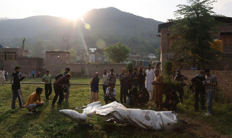 Người dân quan sát xác máy bay không xác định tại khu nhà thờ Hồi giáo ở Pampore, ngoại ô Srinagar, thuộc vùng Kashmir do Ấn Độ quản lý vào hôm 7-5. Ảnh: EPA-EFE/Shutterstock.