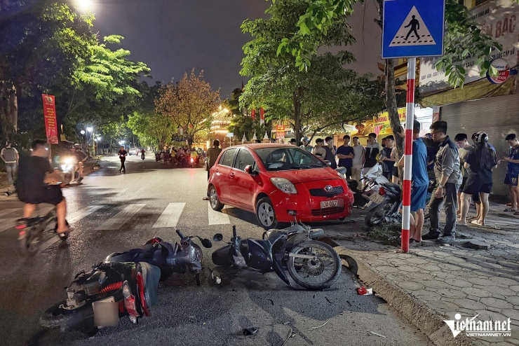 Hiện trường ngổn ngang vụ ô tô tông liên hoàn 6 xe máy ở Hà Nội - 1