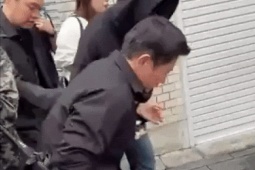 Châu Kiệt Luân 'già khọm', đi lại khó khăn