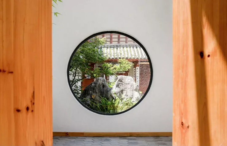 Trác Chí thiết kế nhà với bốn mặt sân, sử dụng nhiều kính để đón ánh sáng tự nhiên và mở rộng tầm nhìn. Từ phòng khách có thể ngắm cây cối, ao sen&nbsp;và trời mưa tuyệt đẹp.
