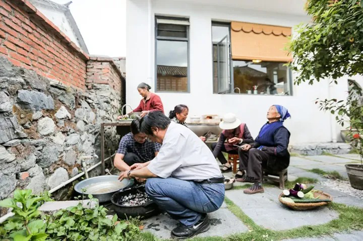 Theo truyền thống địa phương, các anh em trong nhà&nbsp;thường tách ra khi trưởng thành nên việc xây nhà chung khiến một số người&nbsp;phản đối. Tuy nhiên, anh em Trác Chí vẫn quyết tâm hoàn thiện tâm nguyện dù trong quá trình xây nhà, cha họ đã qua đời.
