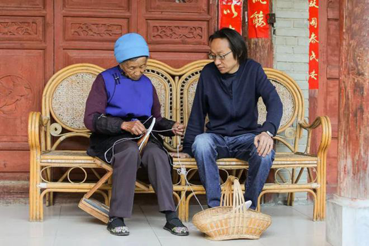 Cả bốn anh em đều là những người duy nhất trong làng được học đại học. Dù nghèo khó, bố mẹ họ không bao giờ để các con nghỉ học, nên họ luôn ghi nhớ và biết ơn công lao của cha mẹ.
