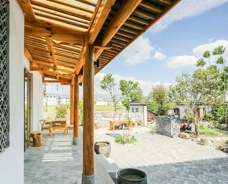Bốn anh em mong muốn sau khi nghỉ hưu có thể sống hòa thuận cùng nhau nên quyết định xây biệt thự ba tầng, gồm 11 phòng cho 11 thành viên trong gia đình. Mỗi người góp một phần chi phí, còn Trác Chí đảm nhận thiết kế.
