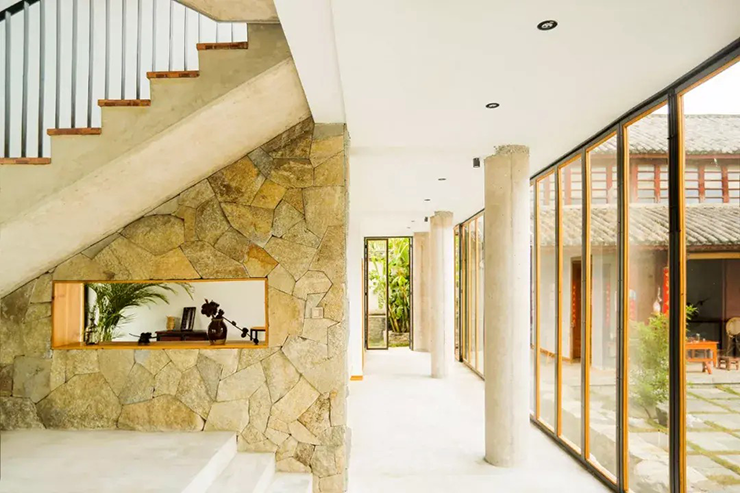 Ngôi nhà cũ được giữ lại phần khung chính, trong khi bếp và chuồng lợn bên cạnh bị phá bỏ để nhường chỗ cho nhà mới ba tầng cùng nhiều khoảng sân thoáng rộng.
