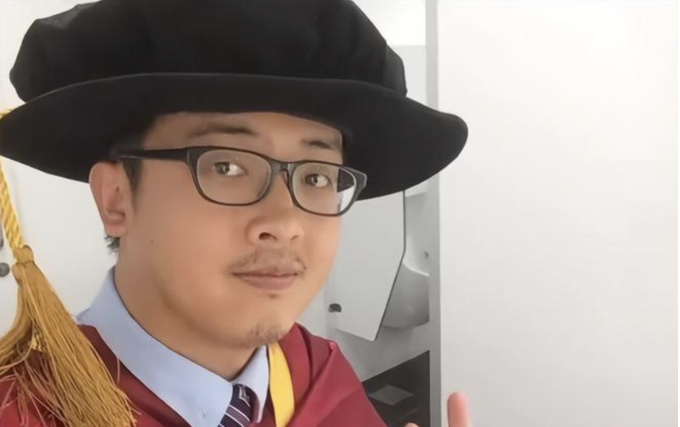 Ding chụp ảnh trong thời gian làm nghiên cứu sinh sau tiến sĩ ở Singapore. Ảnh: 163