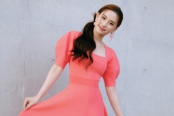 Ái nữ của 'Vua sòng bạc' phối đồ tươi trẻ