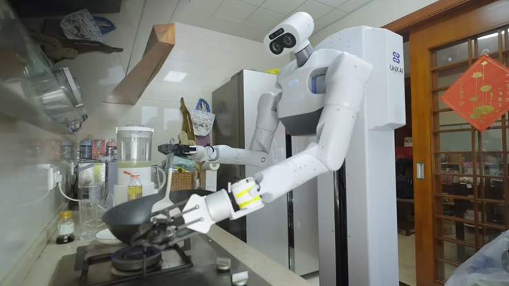 Một robot đang trổ tài nấu ăn.