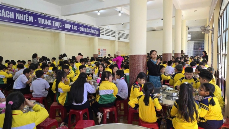 Thịt lợn bệnh "tuồn" vào nhiều trường mầm non, tiểu học ở Hà Nội: Lỗ hổng giám sát