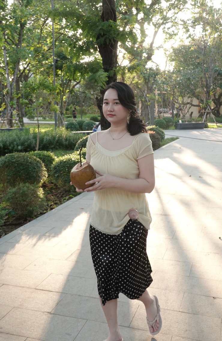 "Đây mới là phiên bản nàng thơ Mắt biếc, cố giảm thêm một chút nữa là lung linh"; "Mặt em ấy đẹp nên mũm mĩm vẫn đẹp"; "Cô ấy nỗ lực quá, vừa trắng vừa tròn vừa xinh";....