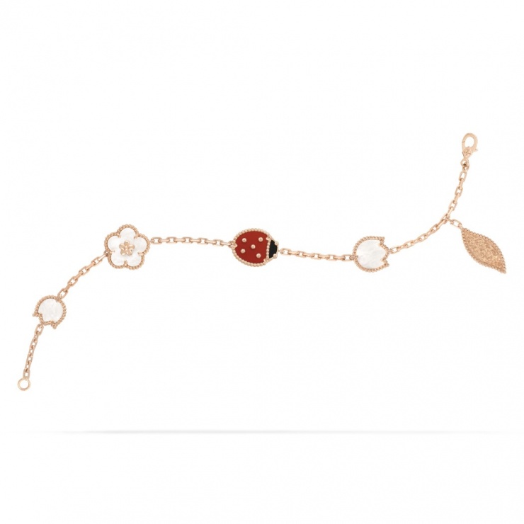 Trong một buổi cà phê cuối tháng 2, cô phối nhiều vòng tay đắt giá. Trong đó thiết kế Lucky Spring 5 họa tiết được chế tác từ vàng hồng 18K, kết hợp các loại đá gồm carnelian, xà cừ và onyx.